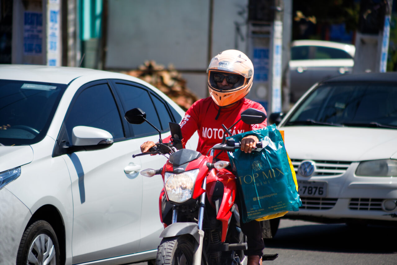 Atenção motociclistas veja regras e exigências para trabalhar como