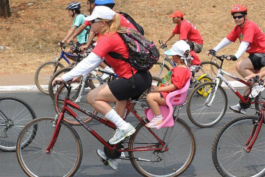 Sinal em forma de diamante com uma bicicleta. alertar os