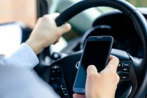 O uso do celular no trânsito é infração comum no Brasil