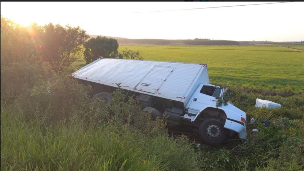 Acidente entre caminhão e ônibus deixa quatro feridos na BR-290, em Eldorado do Sul