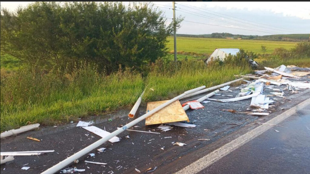 Acidente entre caminhão e ônibus deixa quatro feridos na BR-290, em Eldorado do Sul