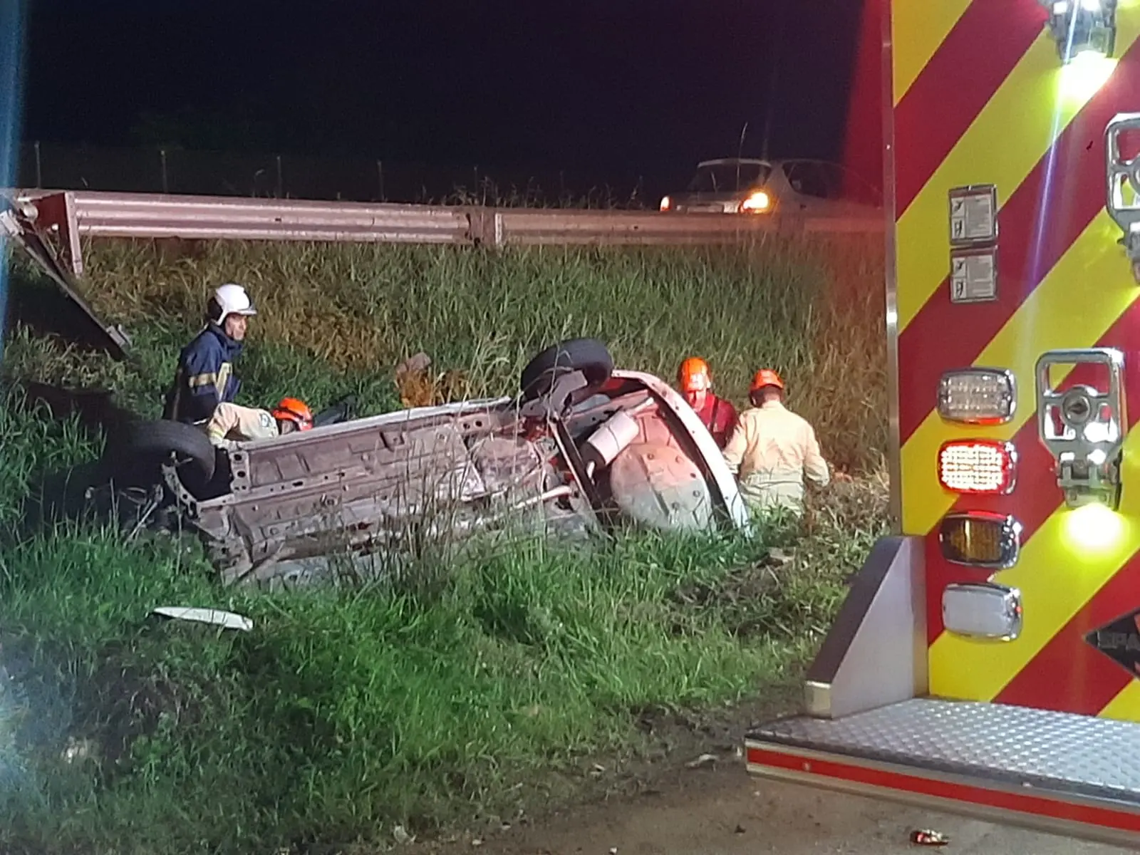 Carro fica pendurado em árvore após capotar na BR-277