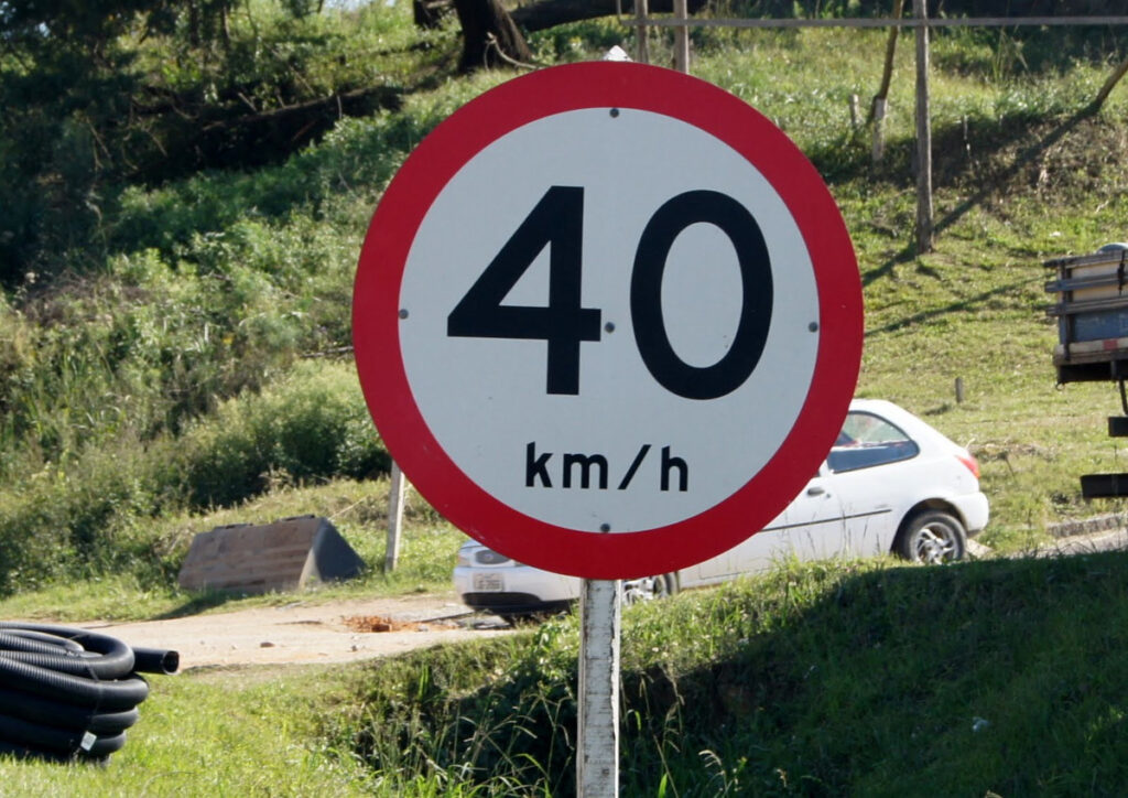 Velocidade de uma via sem sinalização