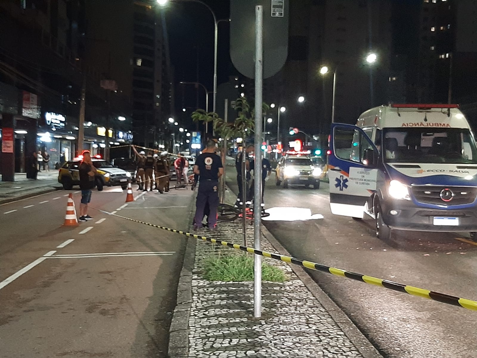 Jovens são flagrados pegando 'rabeira' em ônibus três semanas após adolescente morrer atropelado