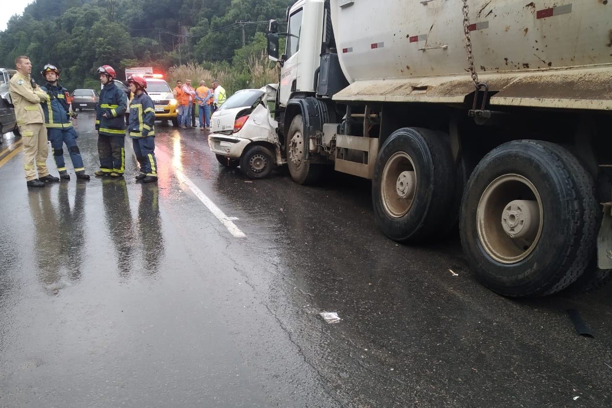 Ultrapassagem termina em morte na Rodovia dos Minérios e trânsito fica interditado na região