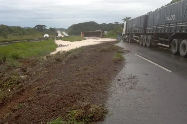 Caminhão carregado de ureia tomba na PR-151 e pista fica totalmente interditada