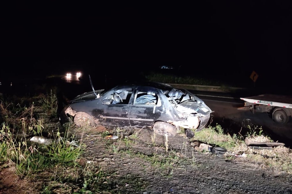 Motorista morre após perder controle da direção do carro e capotar na BR-376