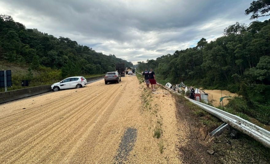 Motorista de bitrem carregado de soja morre na BR-376 após bater e cair em ribanceira