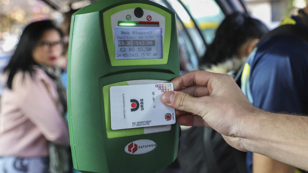 Cartão usuário sendo autorizado a passar a catraca, em tubo de ôniubus.