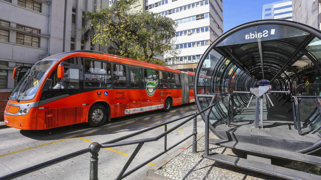 Tubo Estação Central, próximo a Rua XV de Novembro