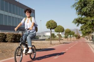 Jovem estudante pedala por ciclovia