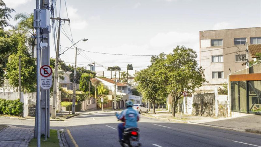 Motociclista passar por radar em via urbana