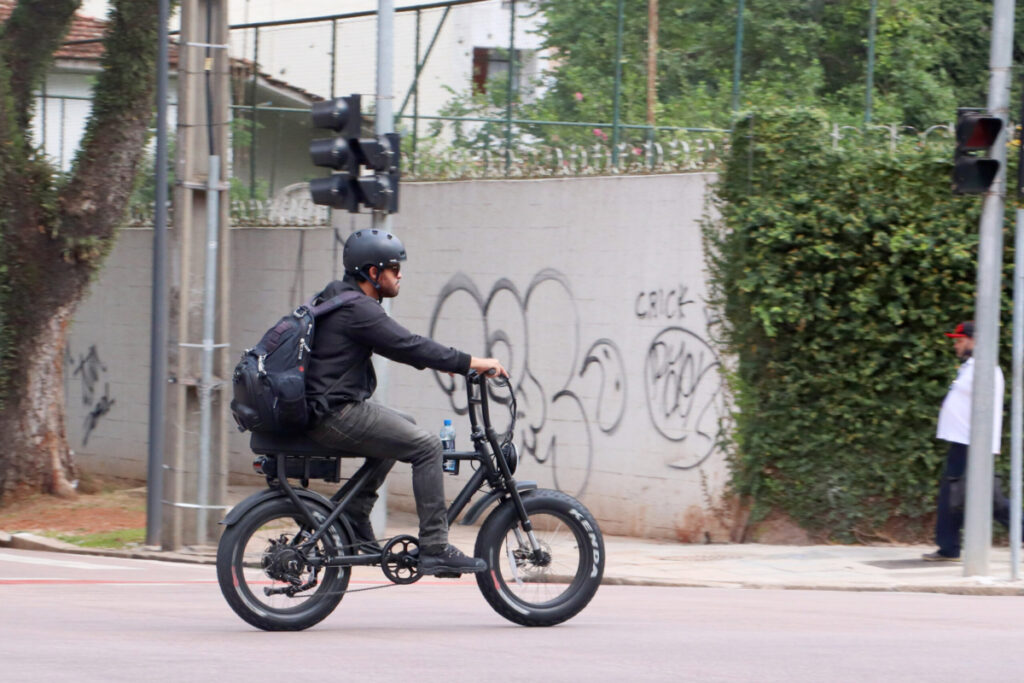 Motociclista em uma rua de Curitiba, no Paraná