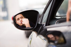 visão de um homem no espelho do veículo