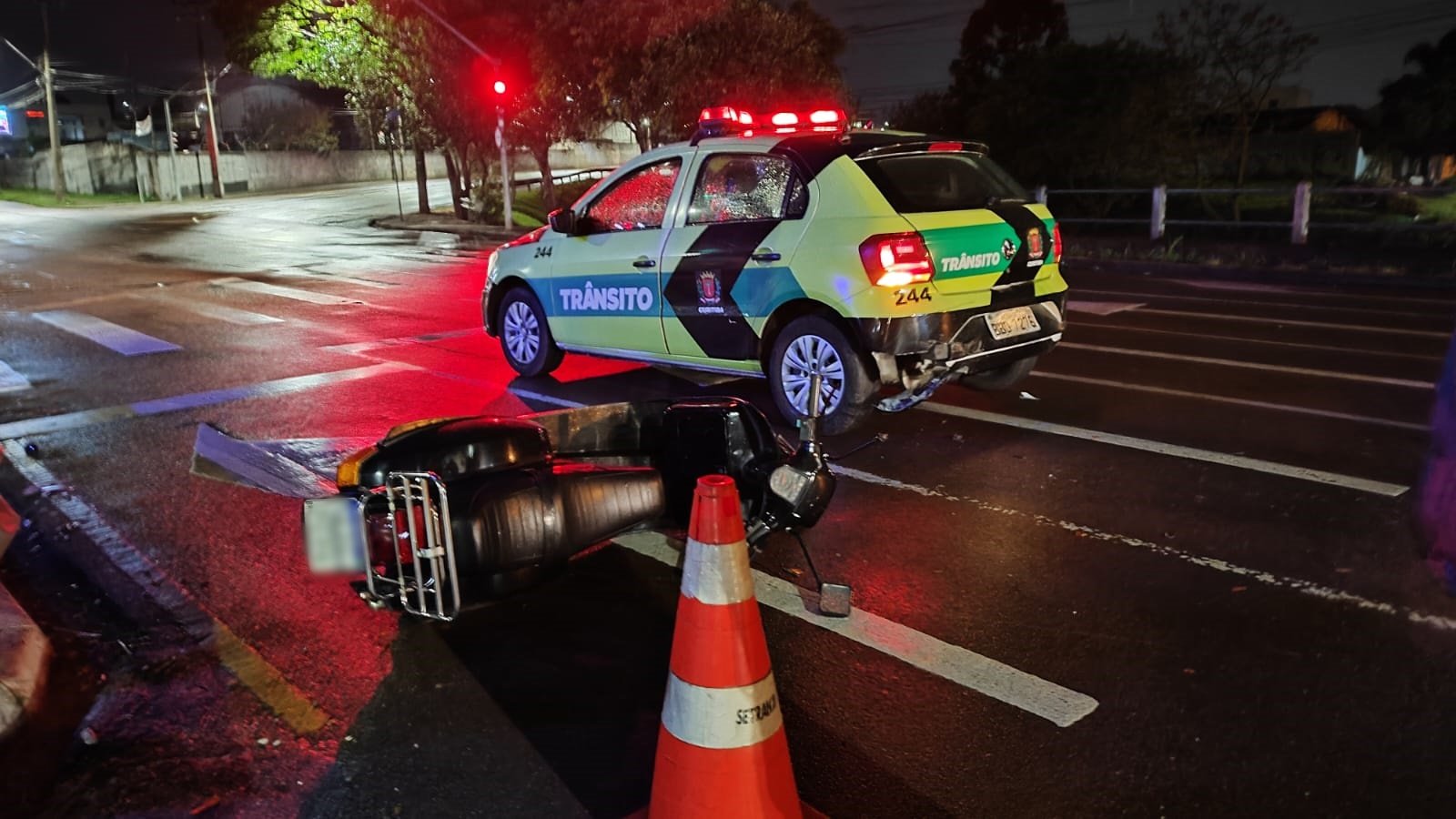 Motociclista bate contra viatura da Setran e fica ferido em Curitiba