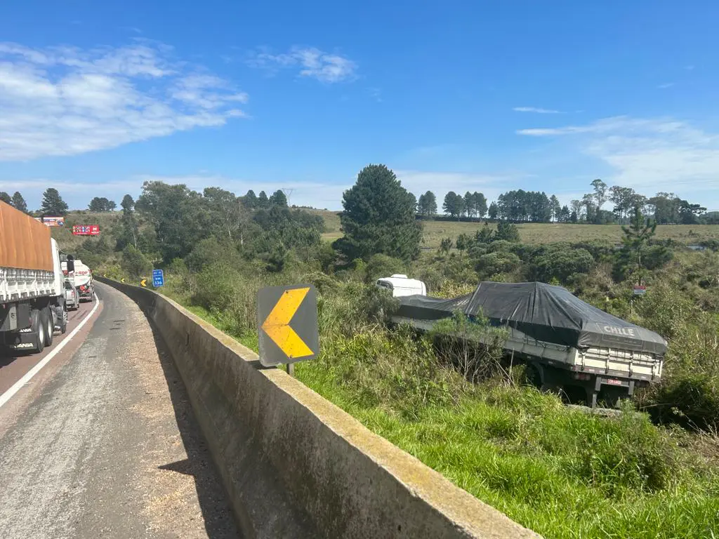 Caminhão sai da pista na BR-277, tomba e motorista morre em acidente, no PR  