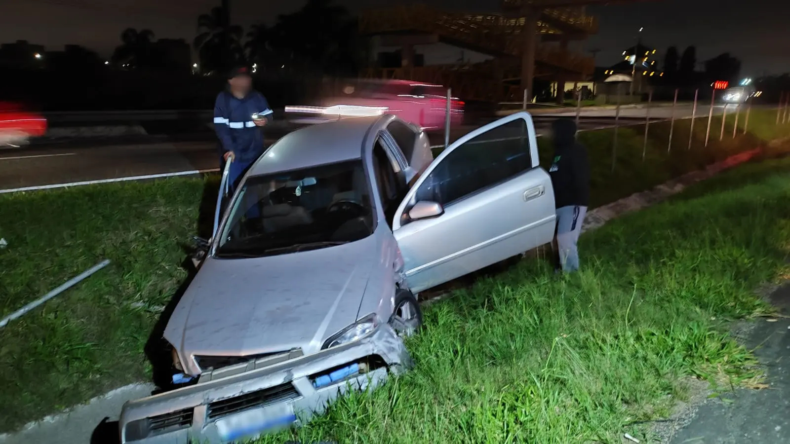 Motorista perde controle do carro e cai sobre outro na BR-277, uma pessoa  morreu