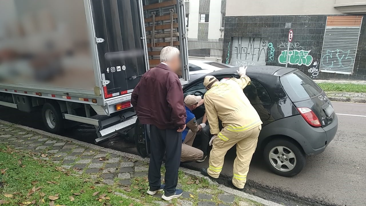 Motorista bate carro contra traseira de caminhão após ter crise convulsiva em Curitiba