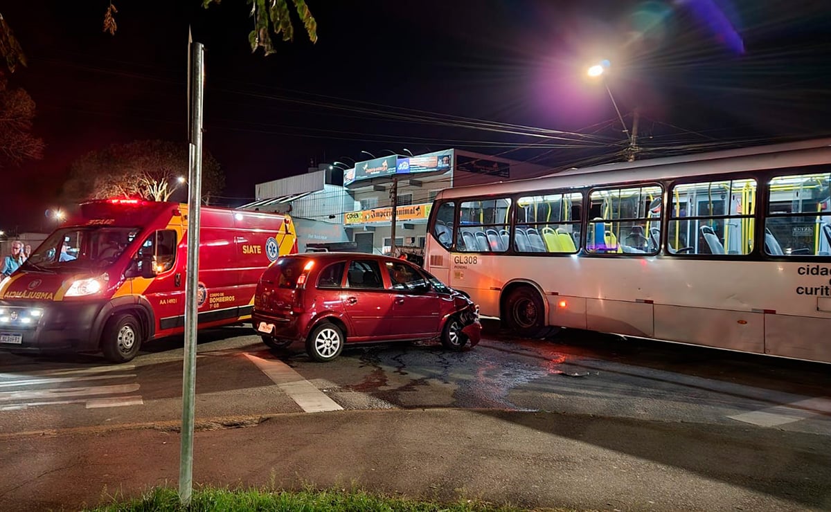 Idosa fica ferida após acidente com ligeirinho no Sítio Cercado; ônibus levava apenas uma passageira