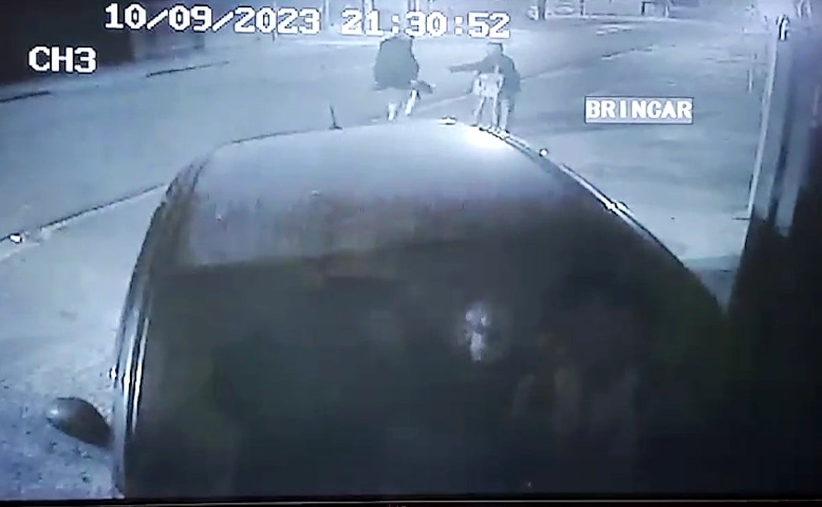 Motorista perde controle de carro, invade calçada e quase atropela casal de idosos, em Curitiba; vídeo