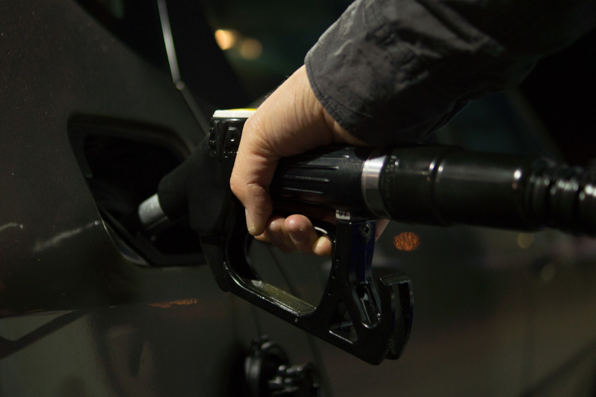 Estudo: encher o tanque de gasolina consumiu 6,5% da renda mensal