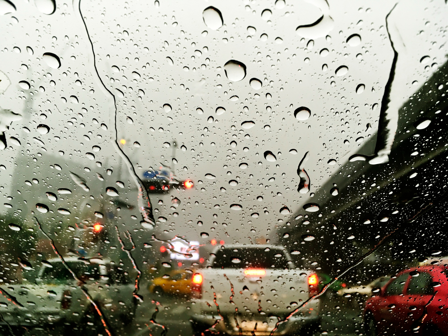 O que o motorista deve fazer em dias de chuva forte?  