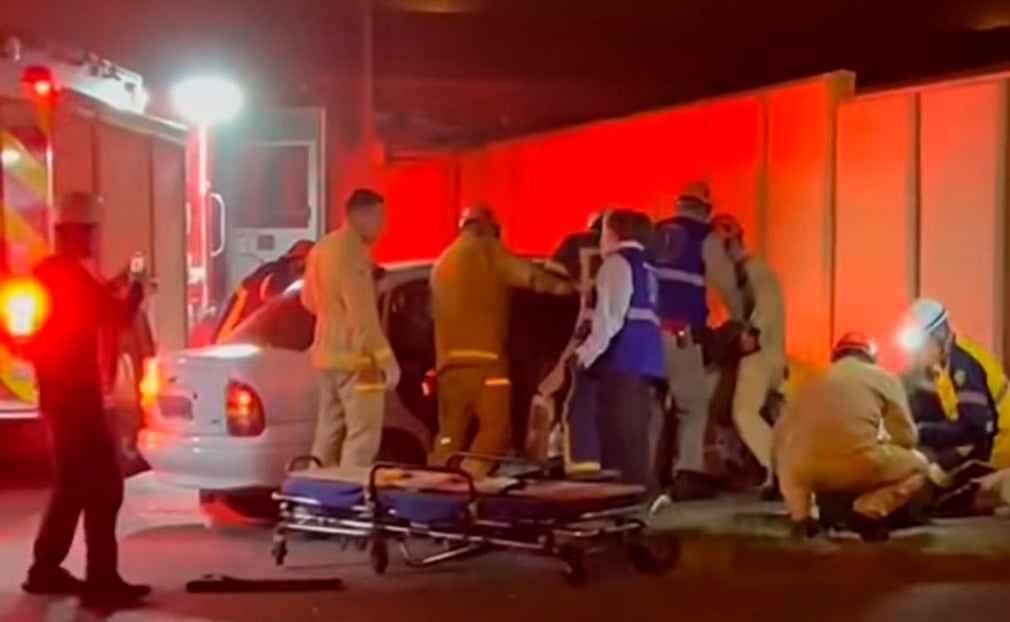 Passageira morre e motorista de carro fica ferido em acidente com viatura da GM, em São José dos Pinhais