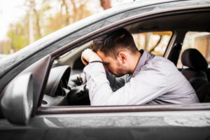 visão de um homem chateado e estressado no trânsito