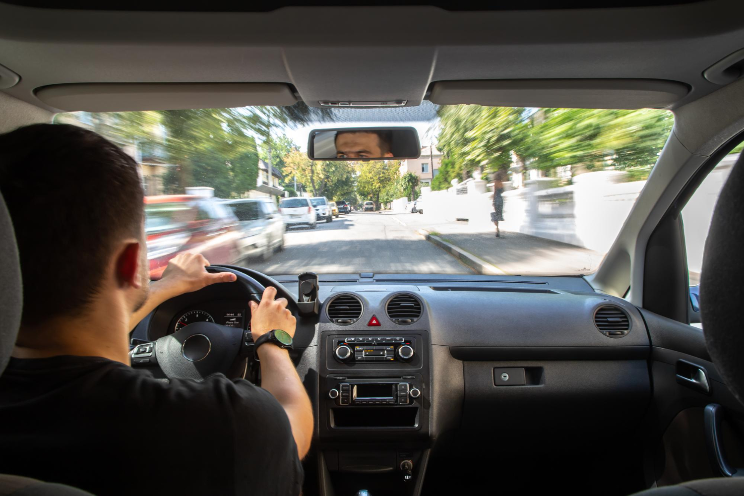 Por que poucos carros com volante à direita podem rodar no Brasil