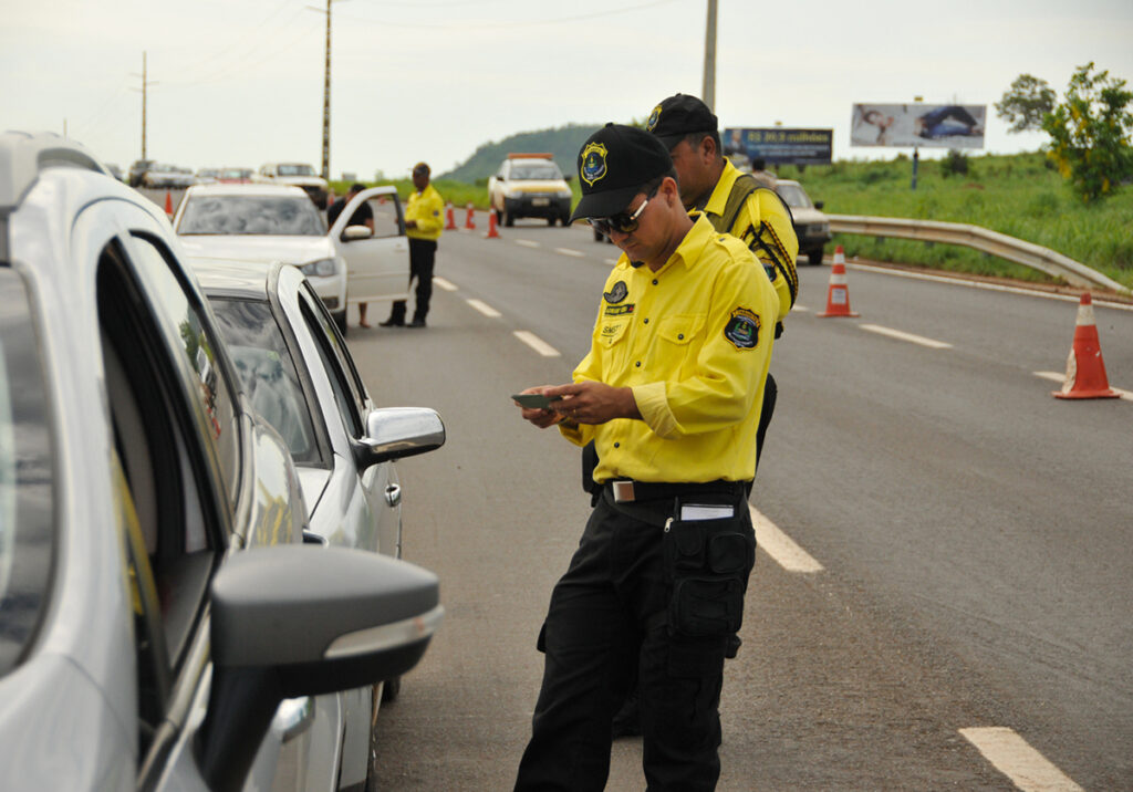 Agente de Trânsito autua veículo em rodovia no estado de Tocantins