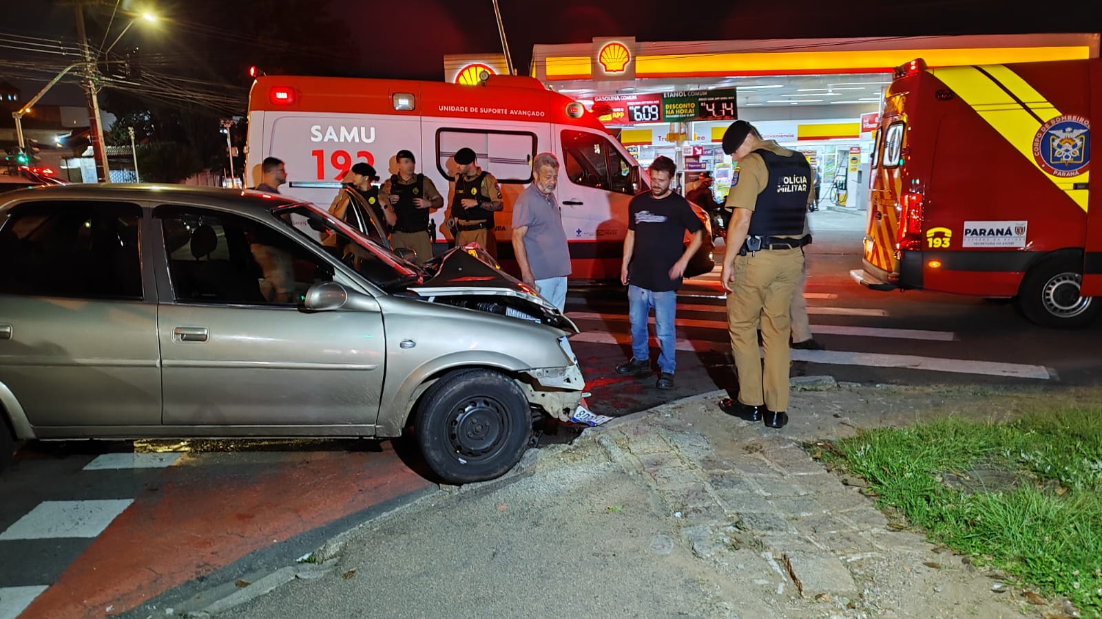 Motorista avança sinal, atinge motociclista e tenta fugir do local