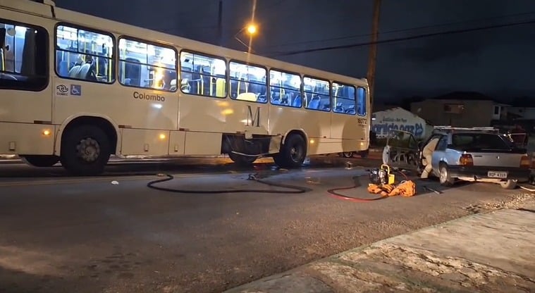 acidente carro e ônibus