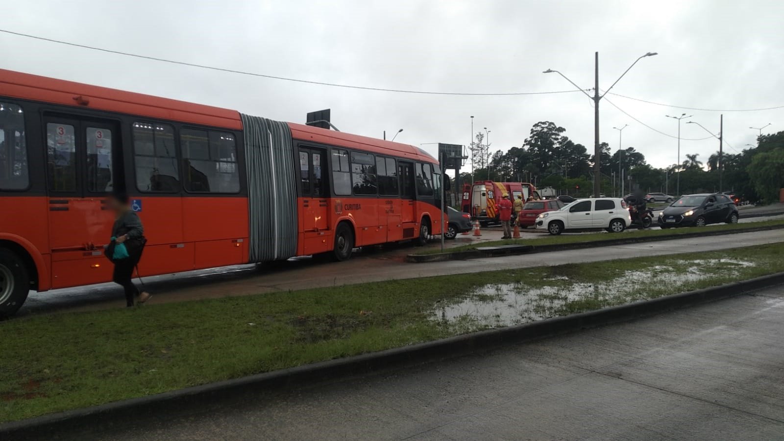 Batida entre carro e ônibus biarticulado com mais de 120 passageiros deixa dois feridos em Curitiba