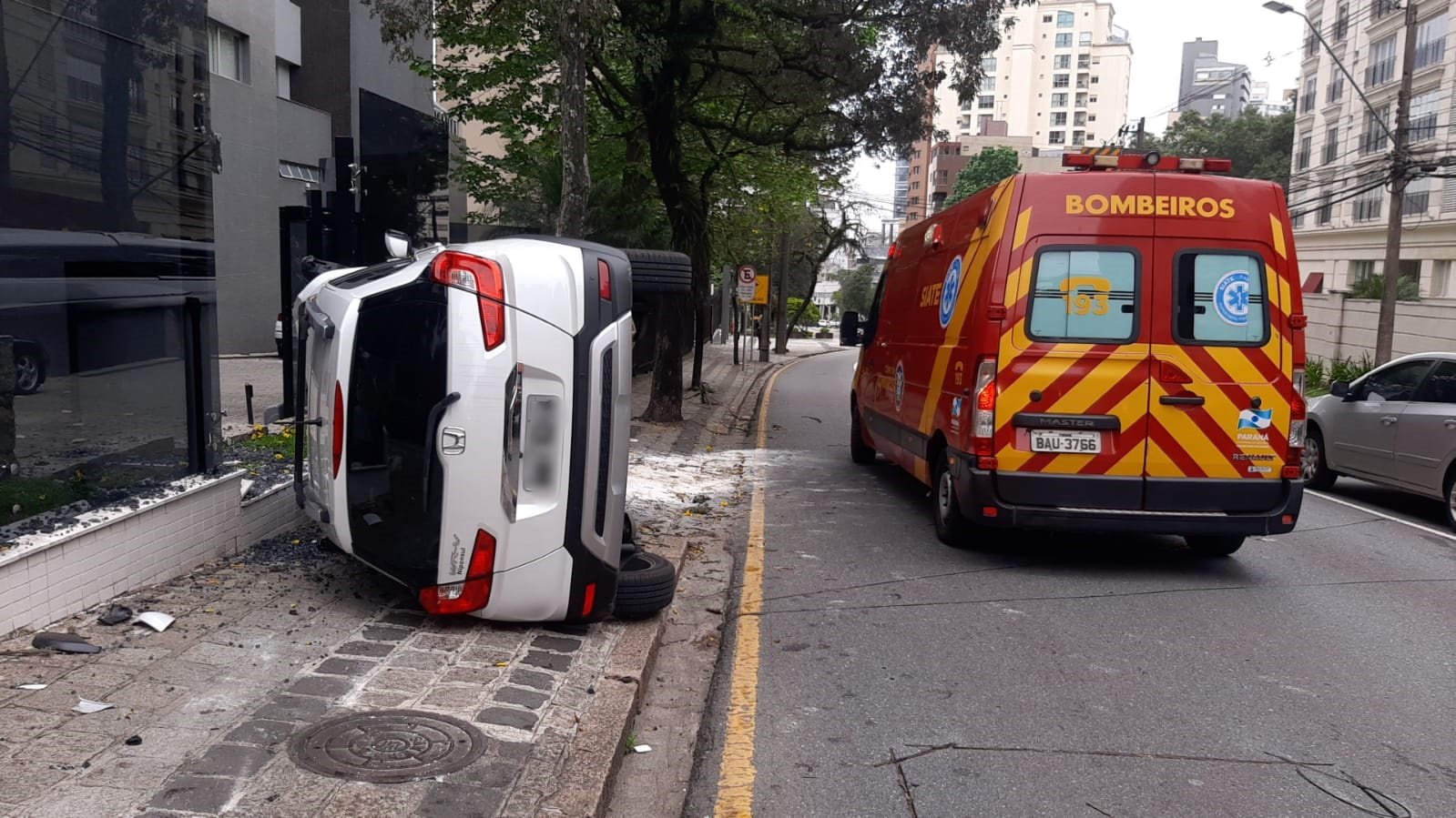 Carro capota após batida contra outro veículo e motorista sai ilesa, em Curitiba