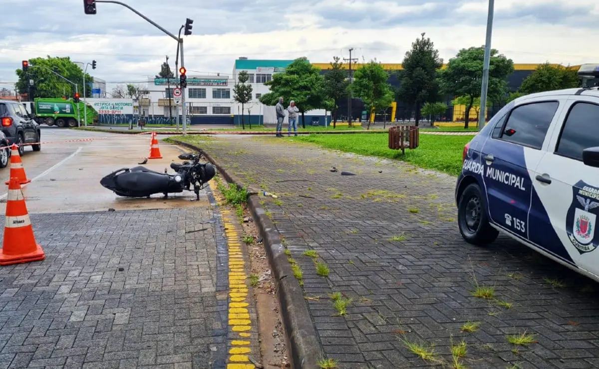 Casal de moto morre na hora em acidente na Linha Verde