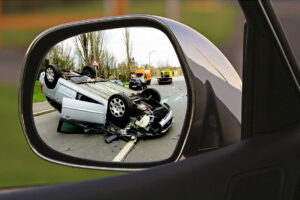 foto de um espelho de retrovisor em momento de acidente de carro