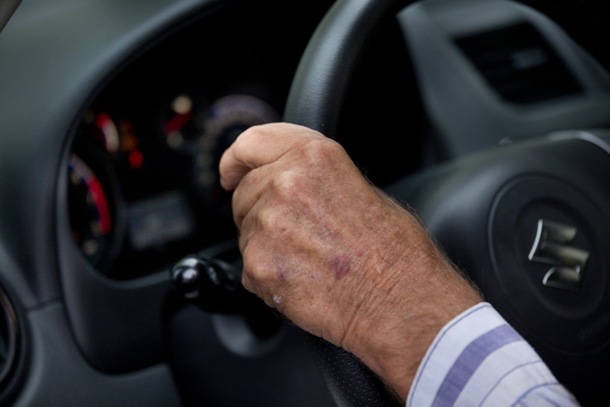 Existe uma idade limite para um idoso parar de dirigir? Veja a resposta!
