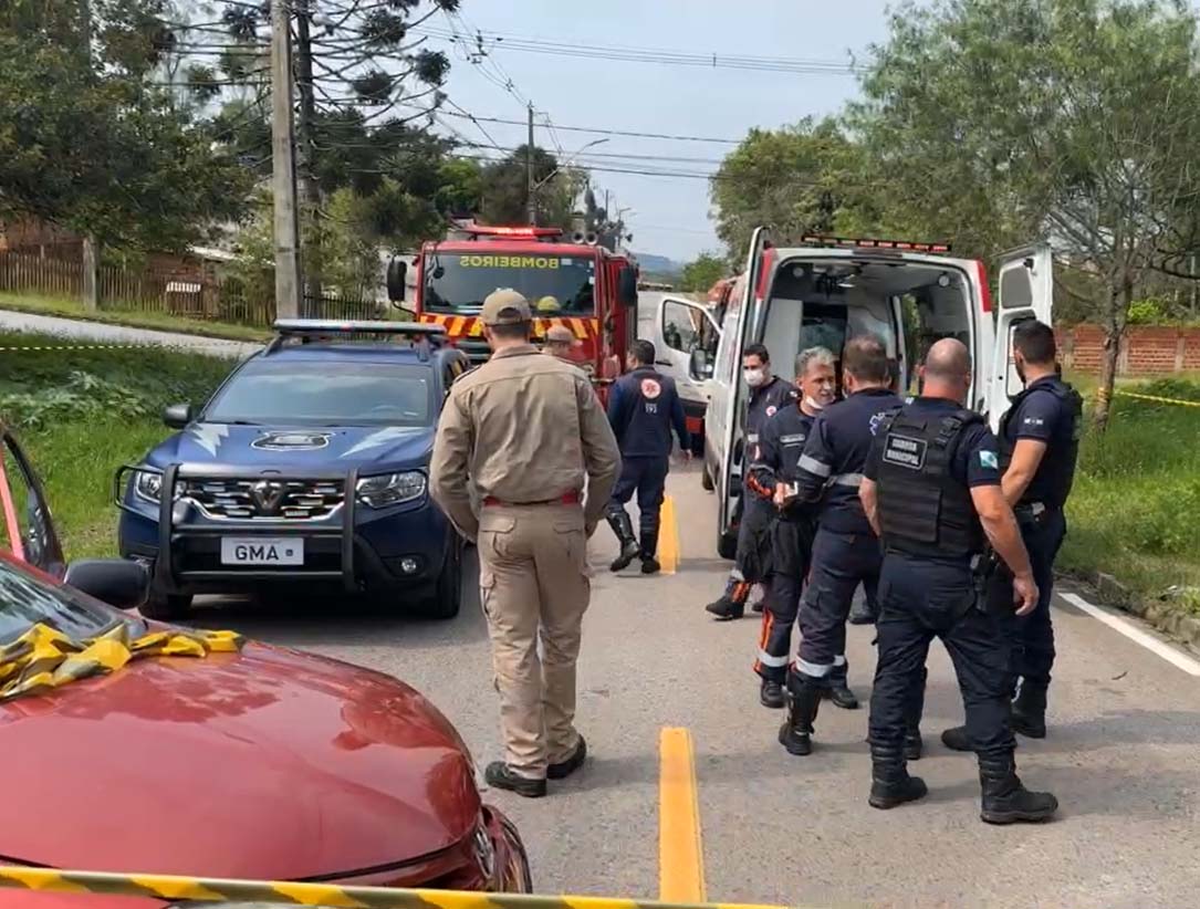 Idoso de 78 anos sofre infarto fulminante e morre após bater carro contra árvore em Araucária