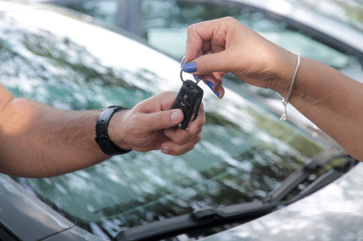 Não comunicar a venda do veículo pode gerar transtornos que vão de multas à responsabilização por acidentes