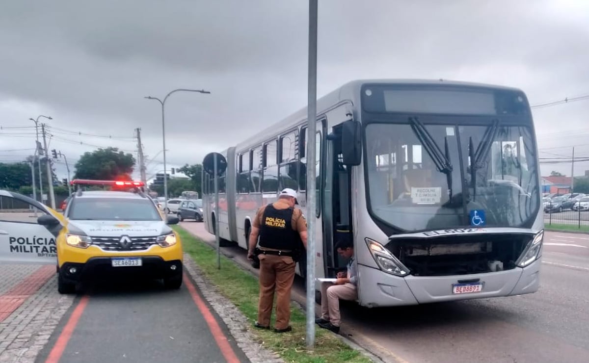 Motociclista escapa de acidente com Inter 2 no Tarumã: ‘Moto ficou embaixo da roda do ônibus, mas levantei bem’