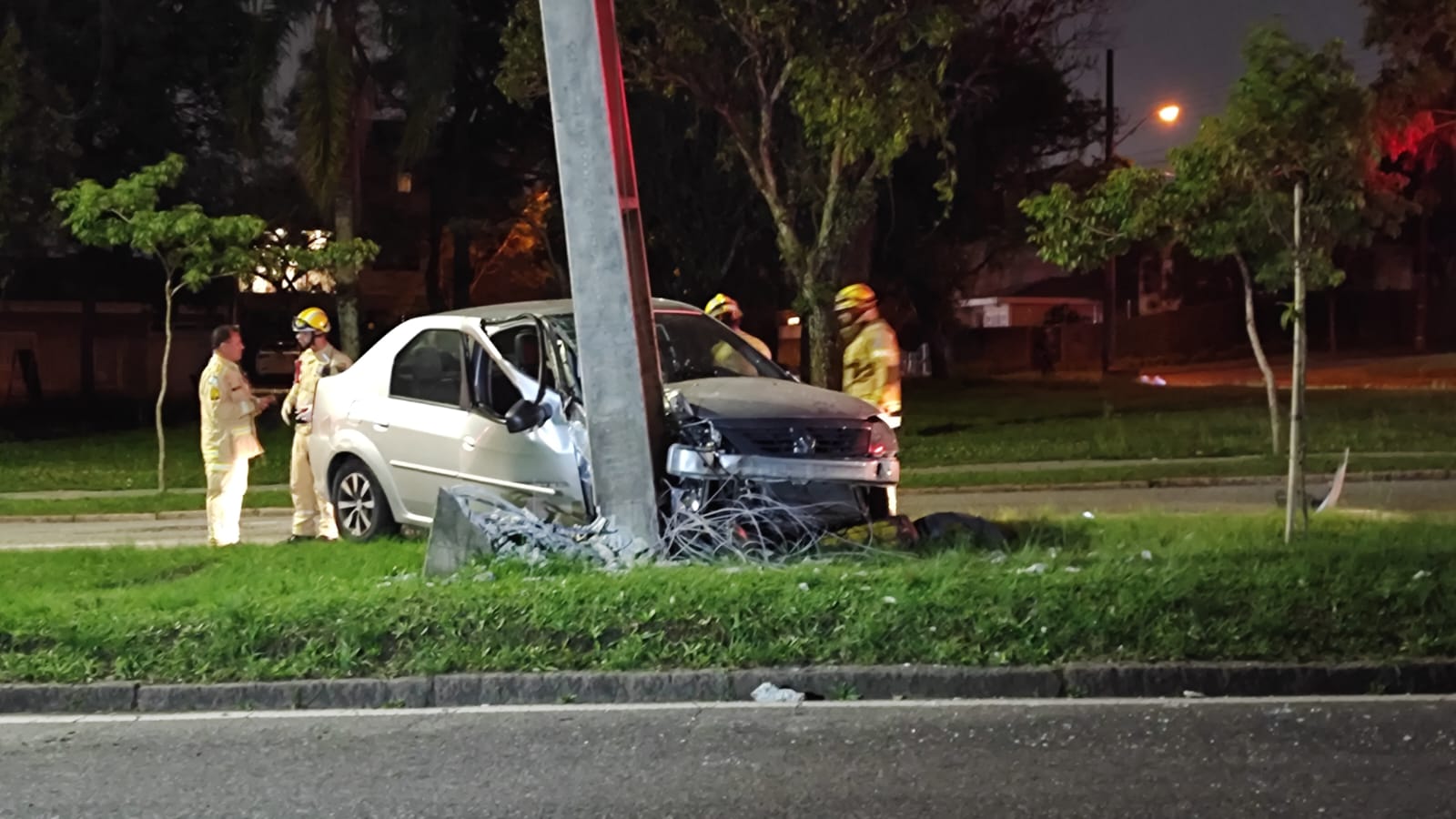 Motorista bate carro contra poste após ser ‘fechado’ por outro veículo em Curitiba