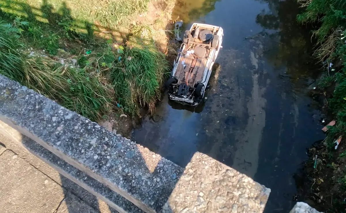 Homem perde controle e joga moto dentro de rio