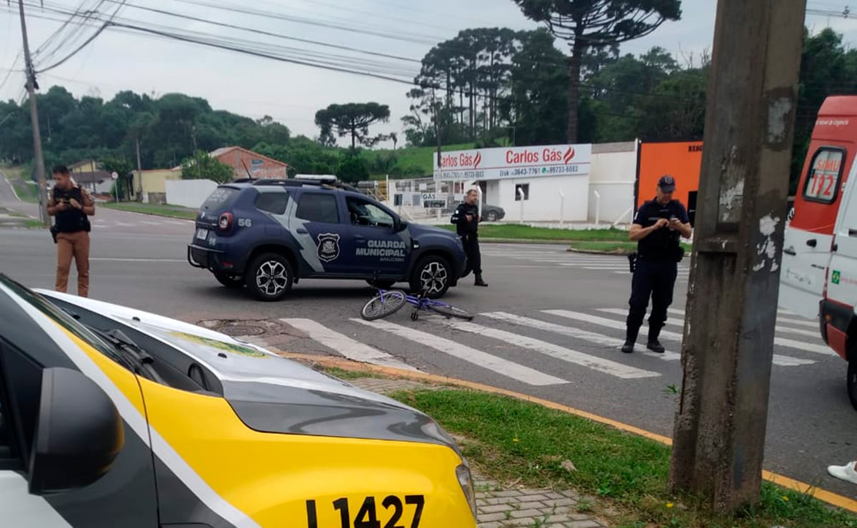 Ciclista estrangeiro fica gravemente ferido após acidente com caminhonete em Araucária