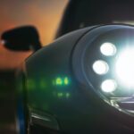 Zoom de lanterna moderna de carro com farol de LED.