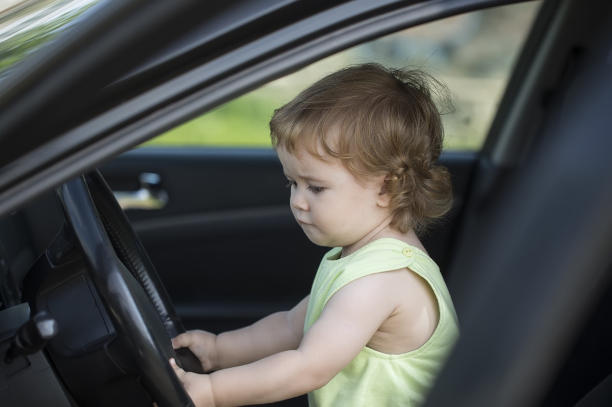 O perigo de deixar crianças sozinhas no carro