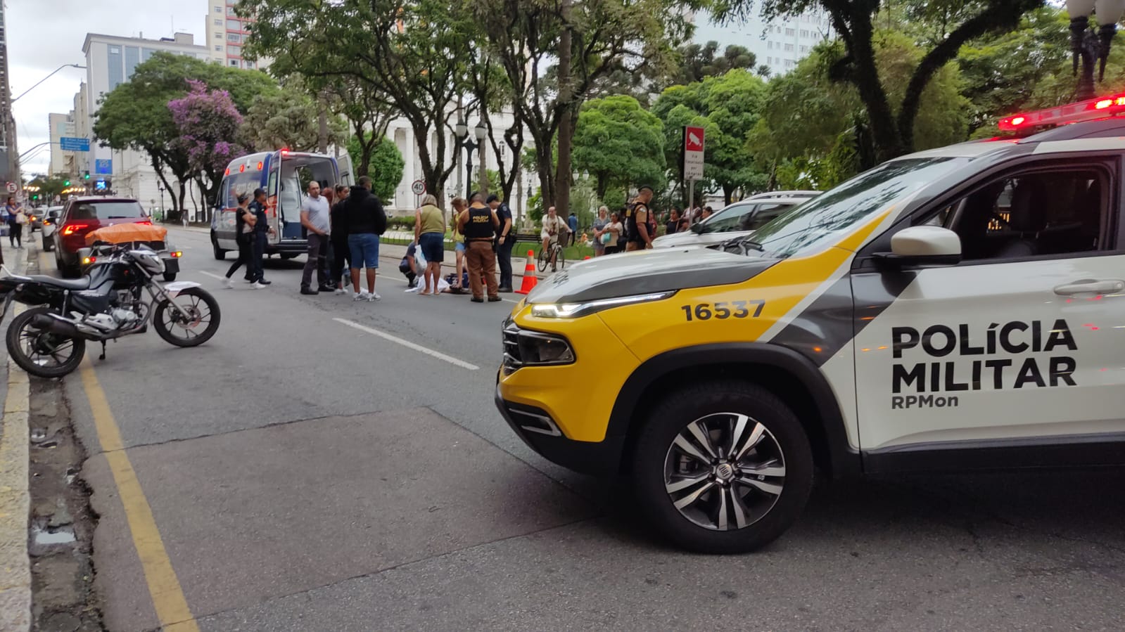 Idosa de 68 anos é atropelada por moto no Centro de Curitiba e levada ao hospital em estado grave