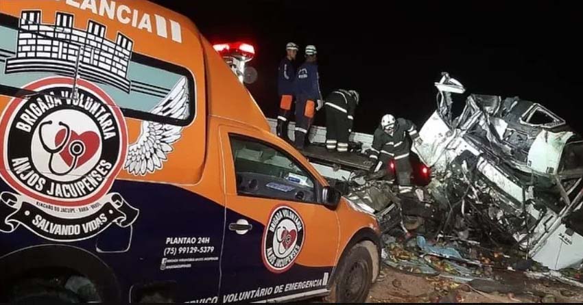 Acidente com micro-ônibus de turismo e caminhão deixa 25 mortos na Bahia