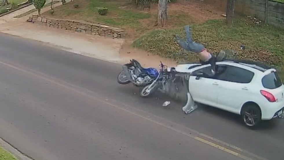 Pneu de moto estoura e piloto fica ferido após bater de frente com carro em Curitiba; veja vídeo