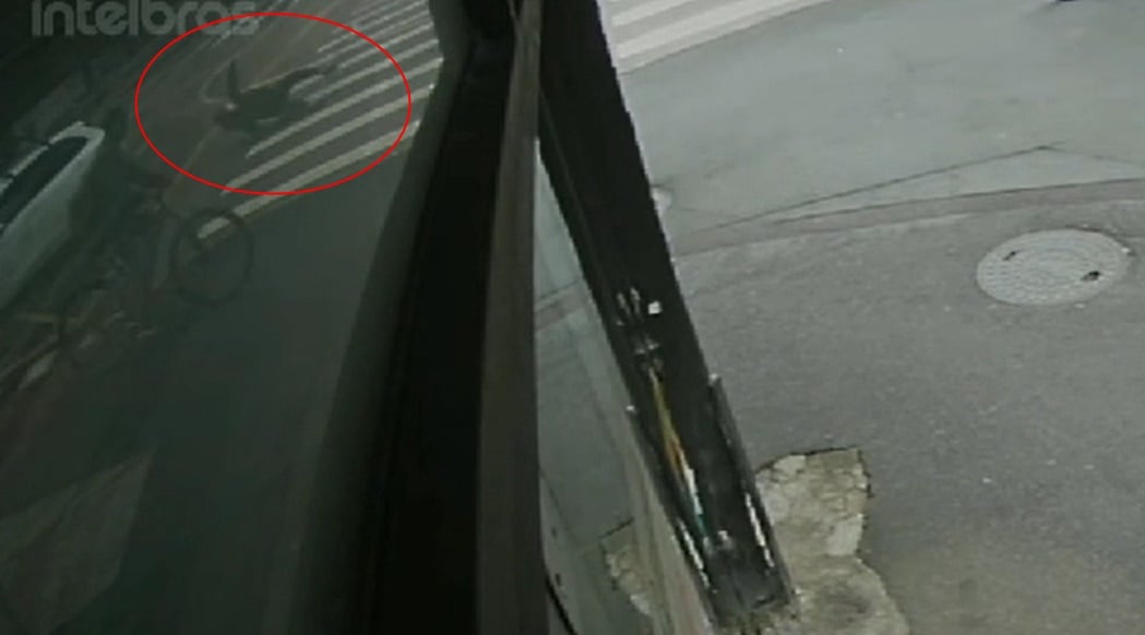 Garupa de motocicleta ‘voa’ por cima de carro após batida no Centro de Curitiba; veja vídeo