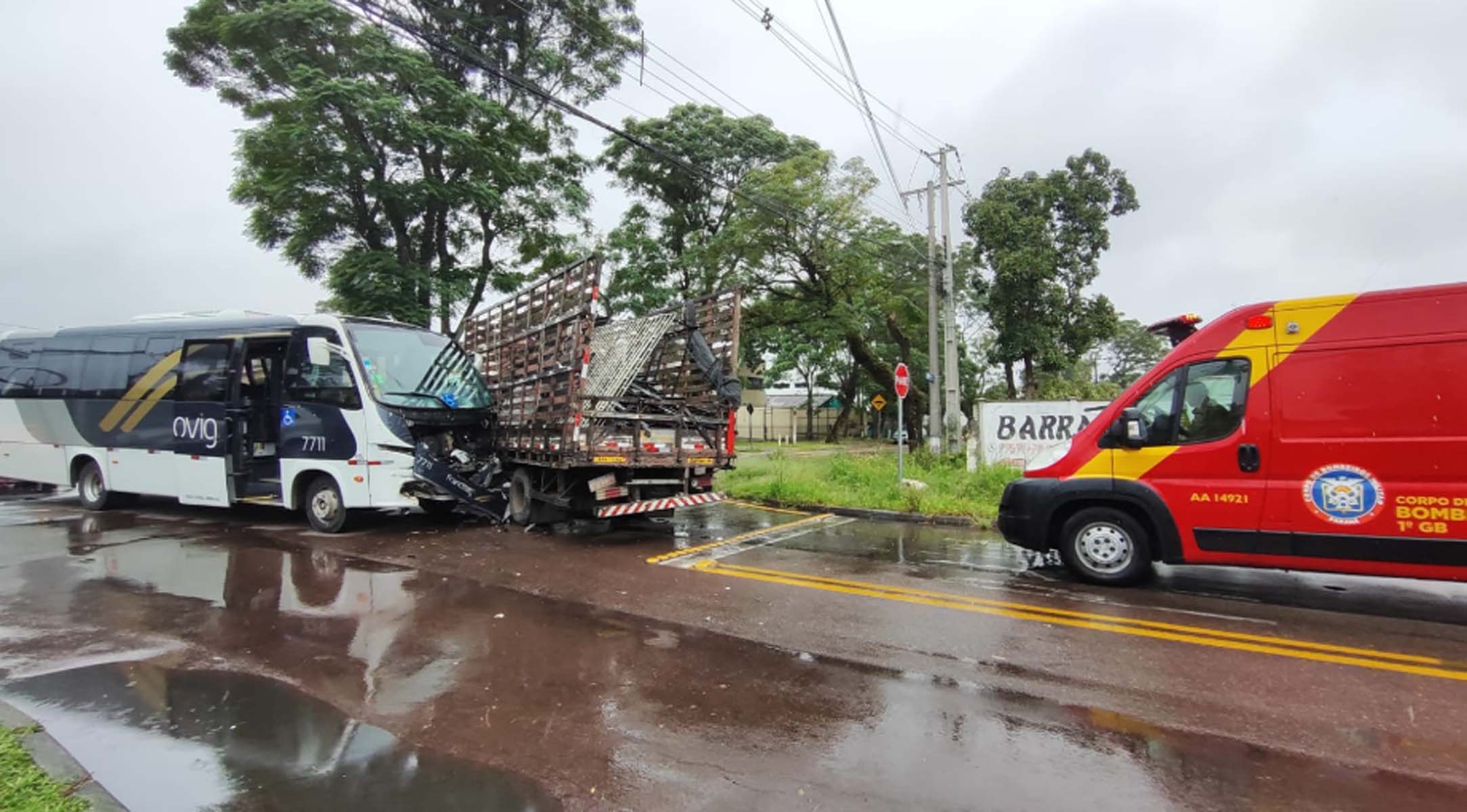 Micro-ônibus e caminhão batem forte e param no meio de cruzamento no Boqueirão: “Passou direto”, diz motorista